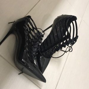 LeSillla patent lace bootie
